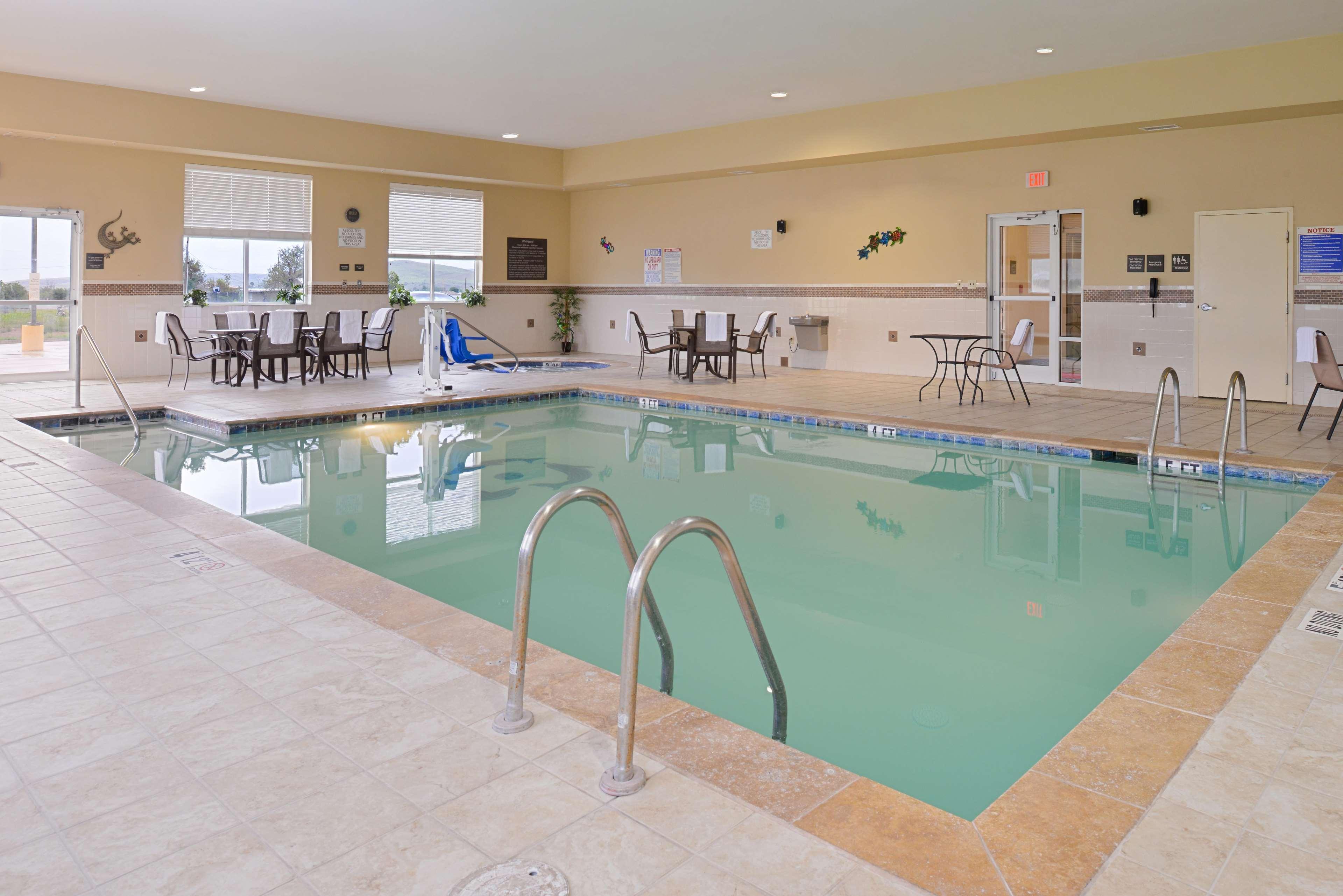 Hampton Inn Alpine Bagian luar foto